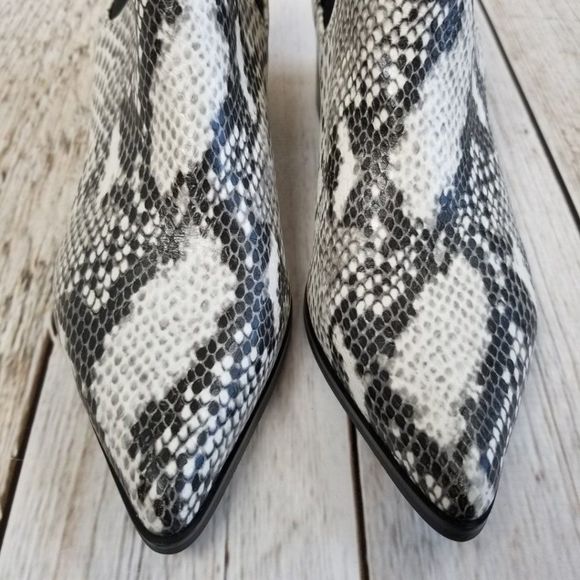 Waterproof Blondo Emelia Snakeskin Chelsea Booties Size 7 NWT - Picture 4 of 9